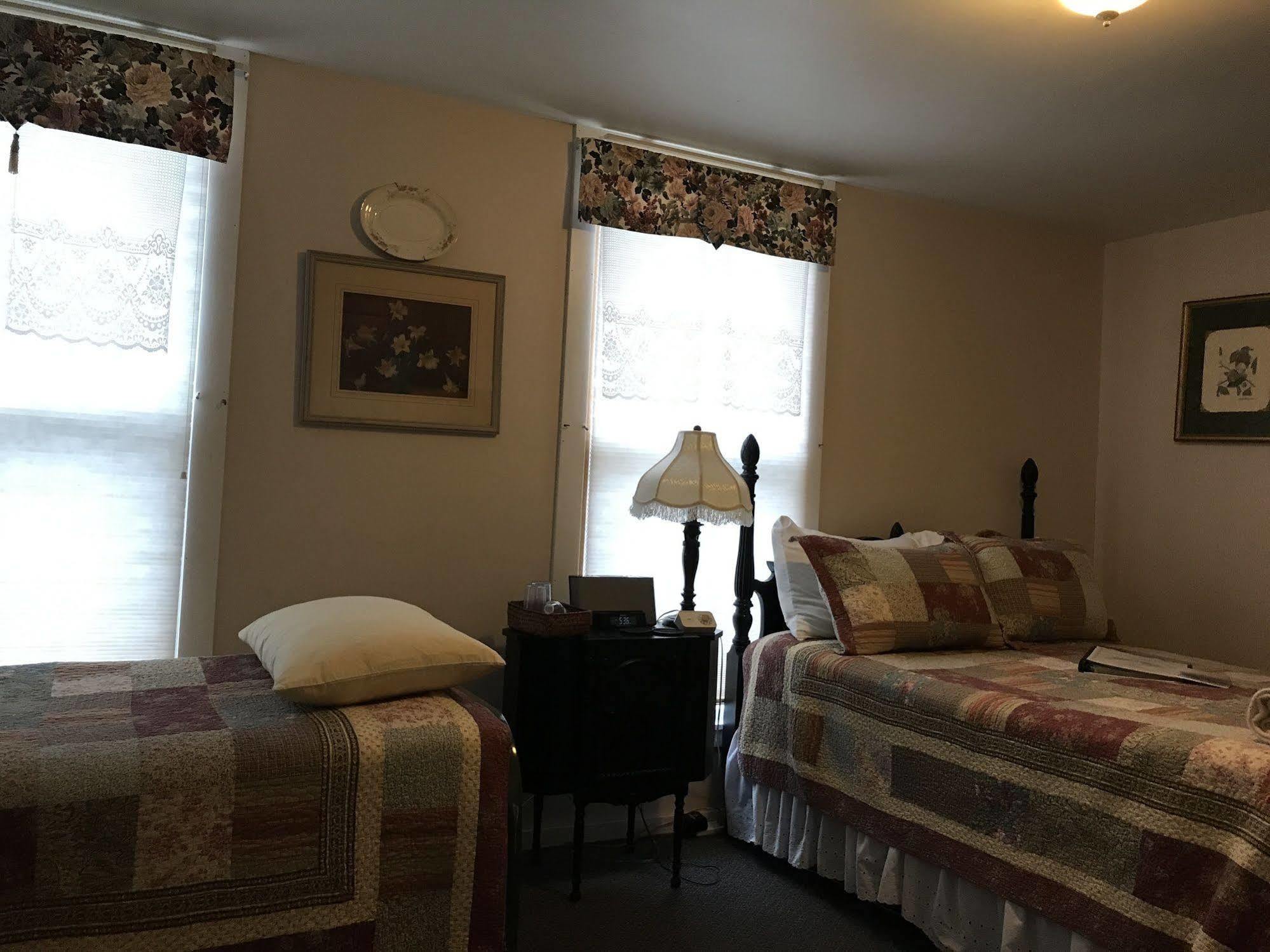 The Brewster Inn Dexter Екстериор снимка