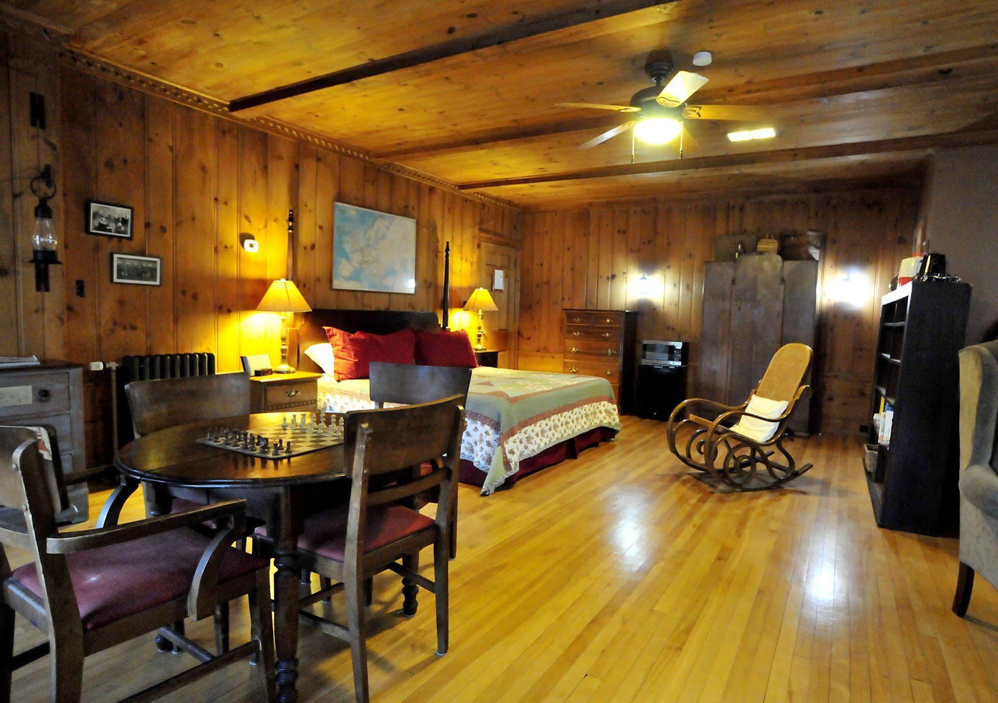 The Brewster Inn Dexter Екстериор снимка